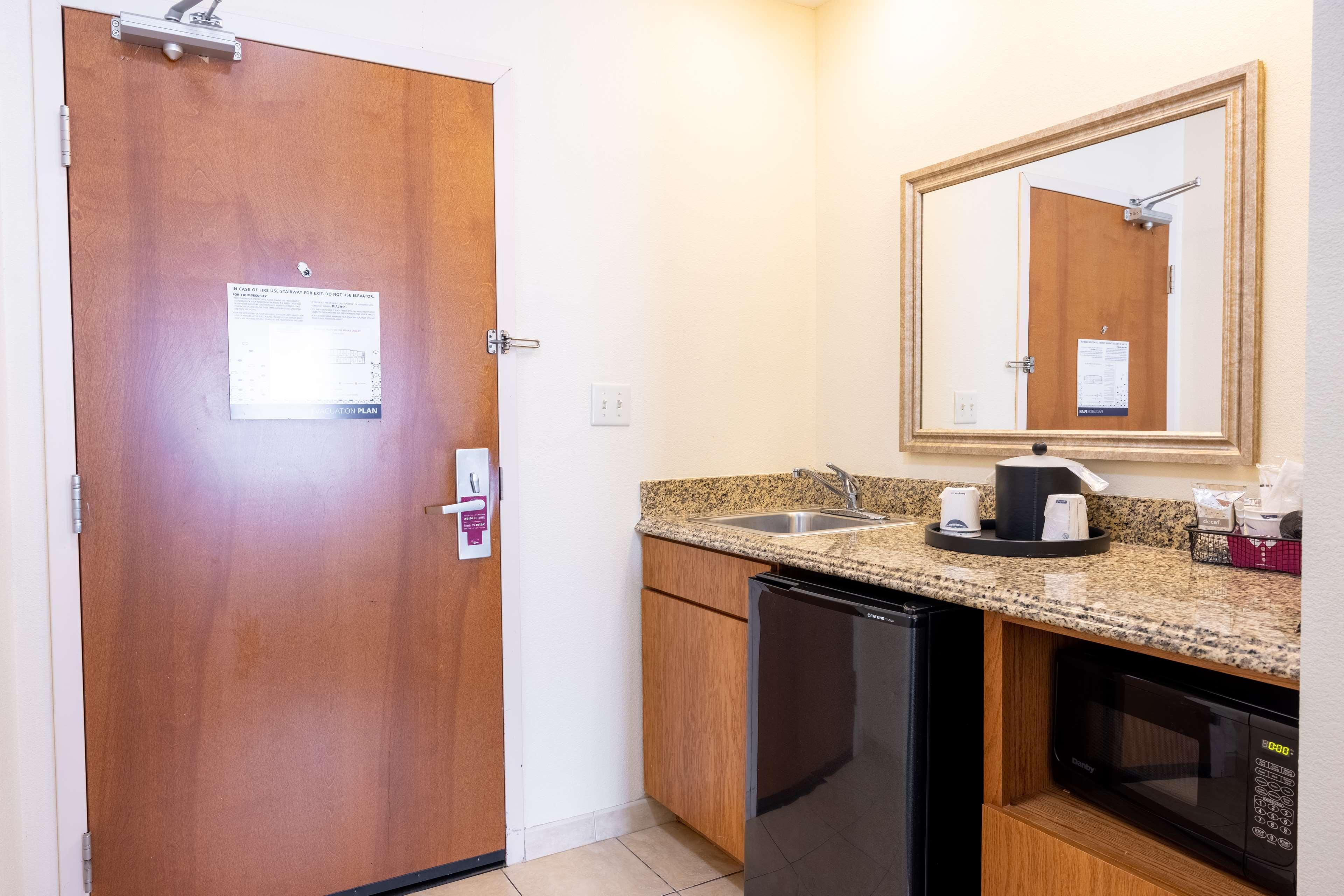 Hampton Inn Элис Экстерьер фото